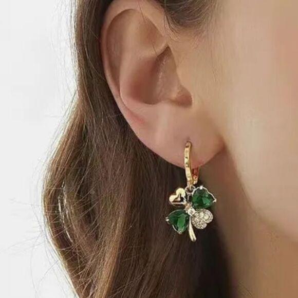 New EMERALD GREEN RHINESTONE 4 LEAF CLOVER ST PATTY'S DAY HUGGIE HOOP EA… - Picture 2 of 9